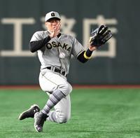 ７回、糸井は吉川の打球に追いつけず３点タイムリーとなる（撮影・田中太一）