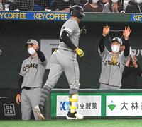 ６回、２ランを放った糸井（中央）を迎える矢野監督（左端）（撮影・堀内翔）