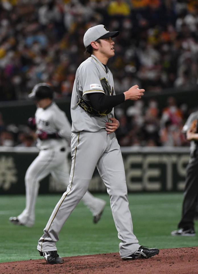 　２回、小川は丸（左）に２号ソロを打たれる（撮影・佐藤厚）