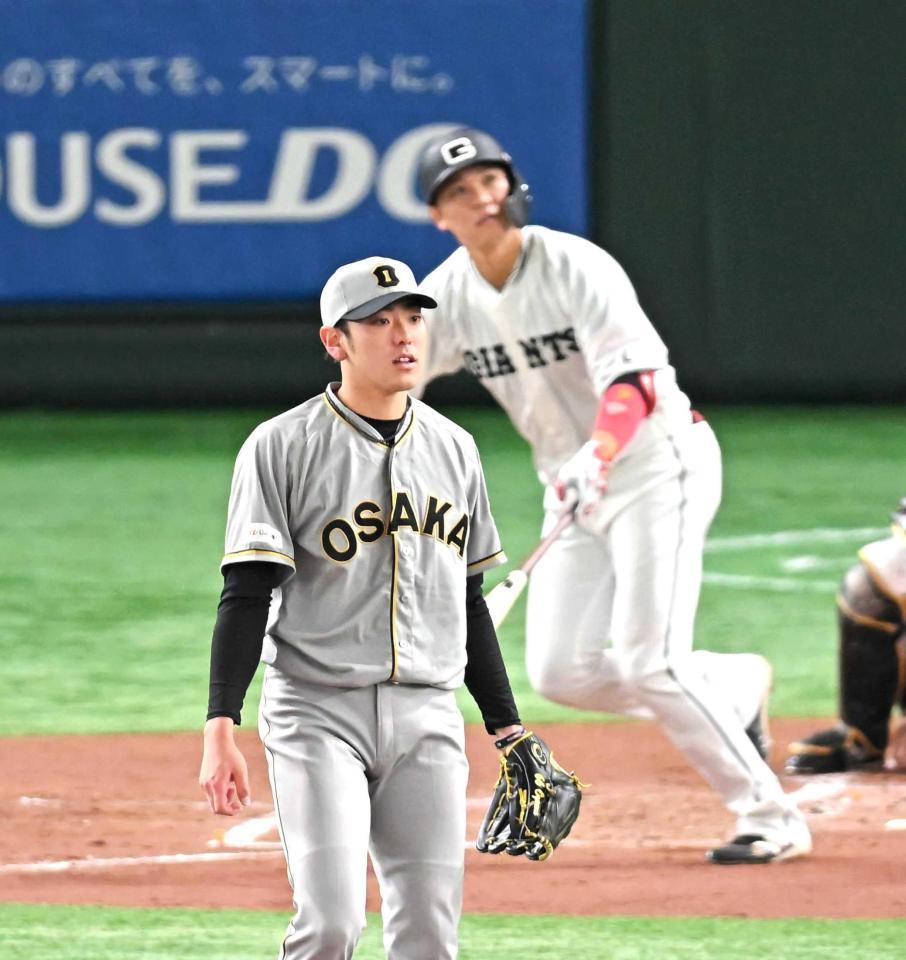 　１回、坂本（後方）に同点２ランを浴びた小川（撮影・堀内翔）