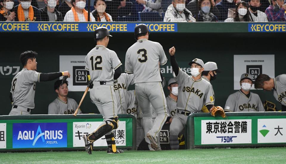 　１回、大山（中央）は先制の２点適時安打を放ち、ナインから祝福を受ける（撮影・佐藤厚）