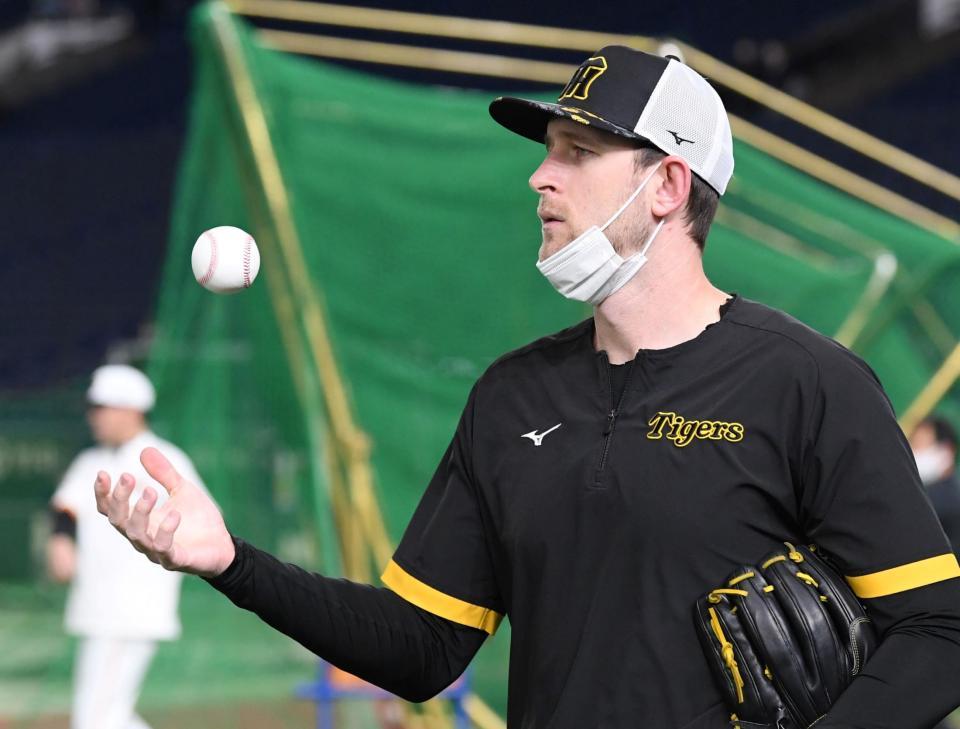 　グラウンドに姿を見せたガンケル＝東京ドーム（撮影・田中太一）