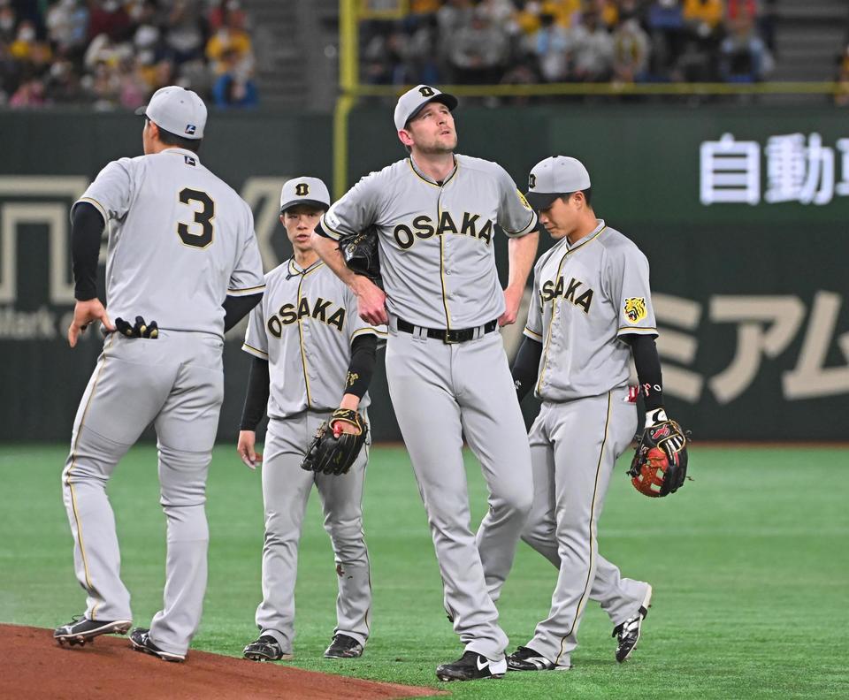 １回、岡本和に四球を与えて上を向くガンケル（撮影・堀内翔）