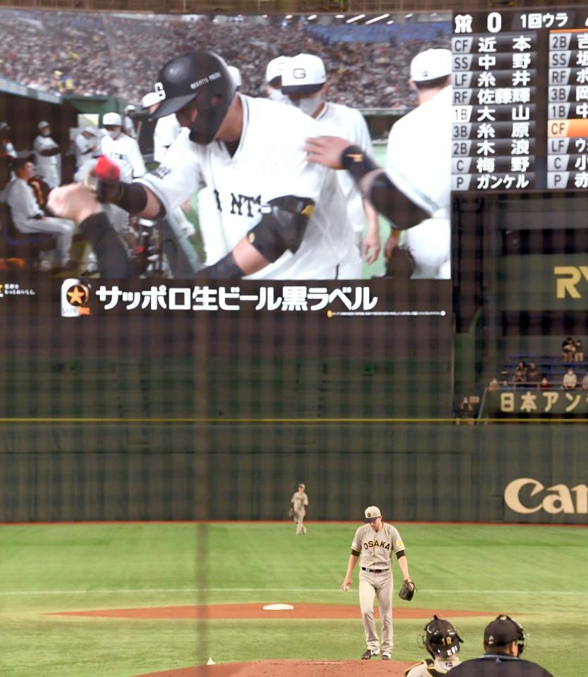 １回、中田に満塁本塁打を許したガンケルは沸き上がる巨人ベンチを映すモニターを背にがっくりする（撮影・田中太一）