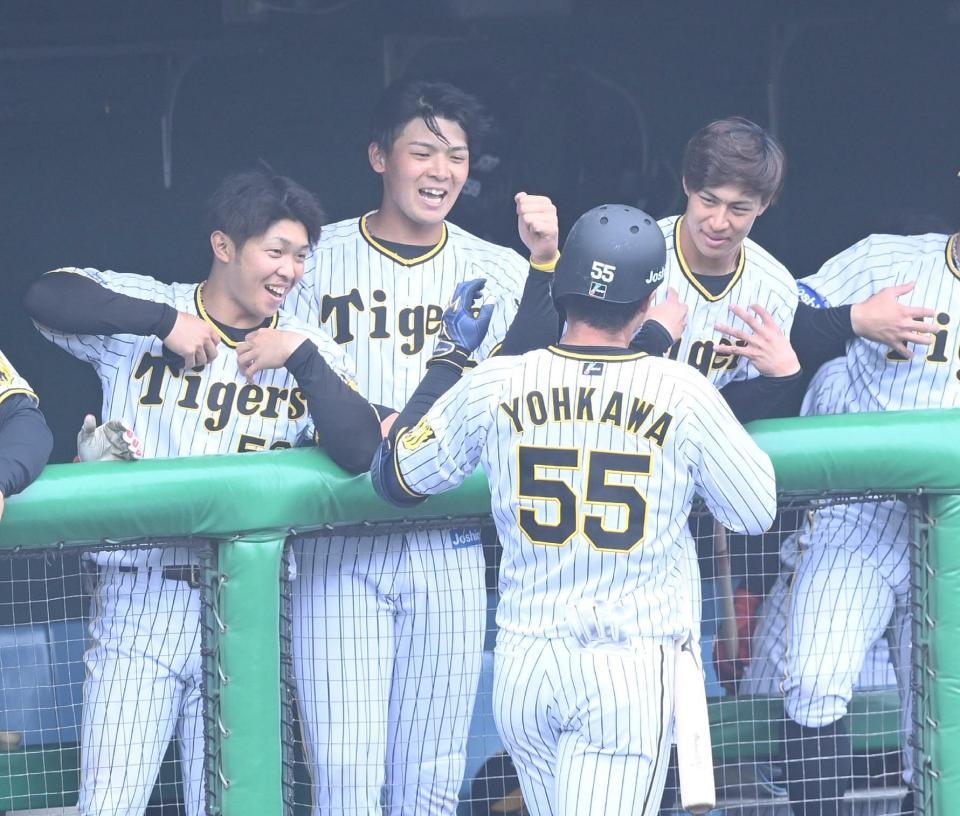 ７回、勝ち越しソロを放った陽川を迎える井上ら阪神ナイン＝鳴尾浜