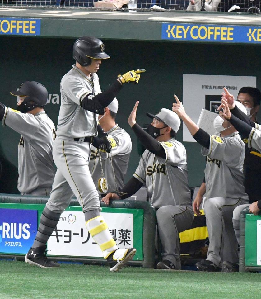 ６回、２ランを放ちナインに祝福される糸井。恒例のメダルは手に持ったまま首にはかけなかった（撮影・佐々木彰尚）