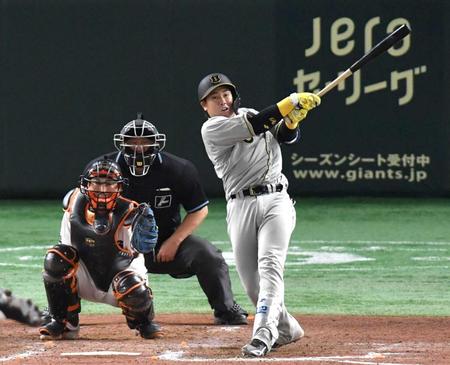 　９回、２者連続となる１号ソロを放つ梅野