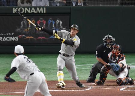 　６回、糸井は右越えに２ランを放つ（撮影・佐々木彰尚）