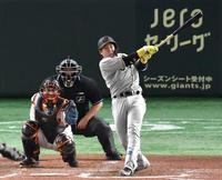 　９回、２者連続となる１号ソロを放つ梅野