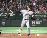 　６回、右越えに２号２ランを放つ糸井（撮影・堀内翔）