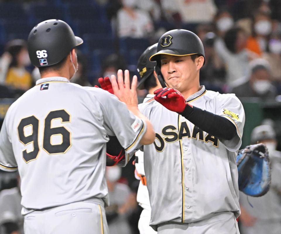 　９回、ソロを放ち迎えられる木浪（撮影・堀内翔）