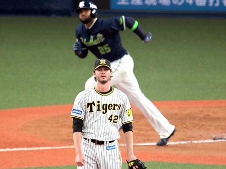 　開幕戦で決勝２ランを浴びてうなだれるケラー（３月２５日のヤクルト戦）