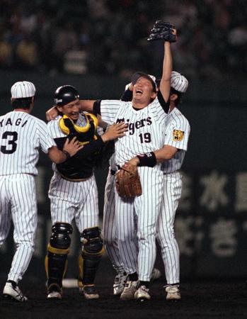 　中日戦でノーヒットノーランを達成し、喜ぶ川尻ら＝９８年５月