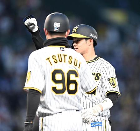 　１回、阪神・中野は右前に先制適時打を放ちガッツポーズを見せる（撮影・山口登）