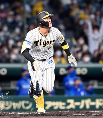 　１回、阪神・佐藤輝は右越えに２ランを放つ（撮影・山口登）