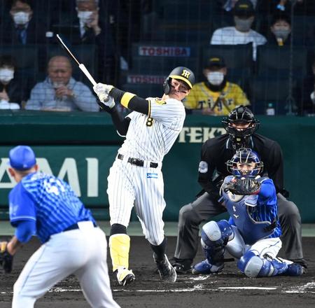 　１回、１号２ランを阪神・佐藤輝（撮影・飯室逸平）