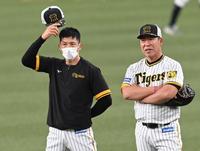 　練習を見る阪神・矢野燿大監督（左）と阪神・井上一樹コーチ＝京セラドーム大阪（撮影・田中太一）