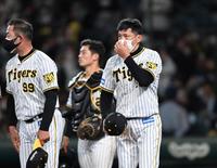 　今季初勝利を挙げた阪神・矢野監督はスタンドのファンにあいさつする（撮影・田中太一）