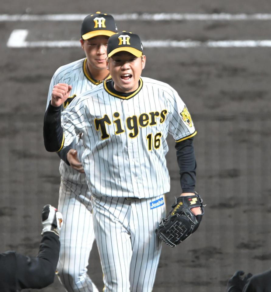 　４回を投げ終え、ベンチに戻る阪神・西勇（撮影・高部洋祐）