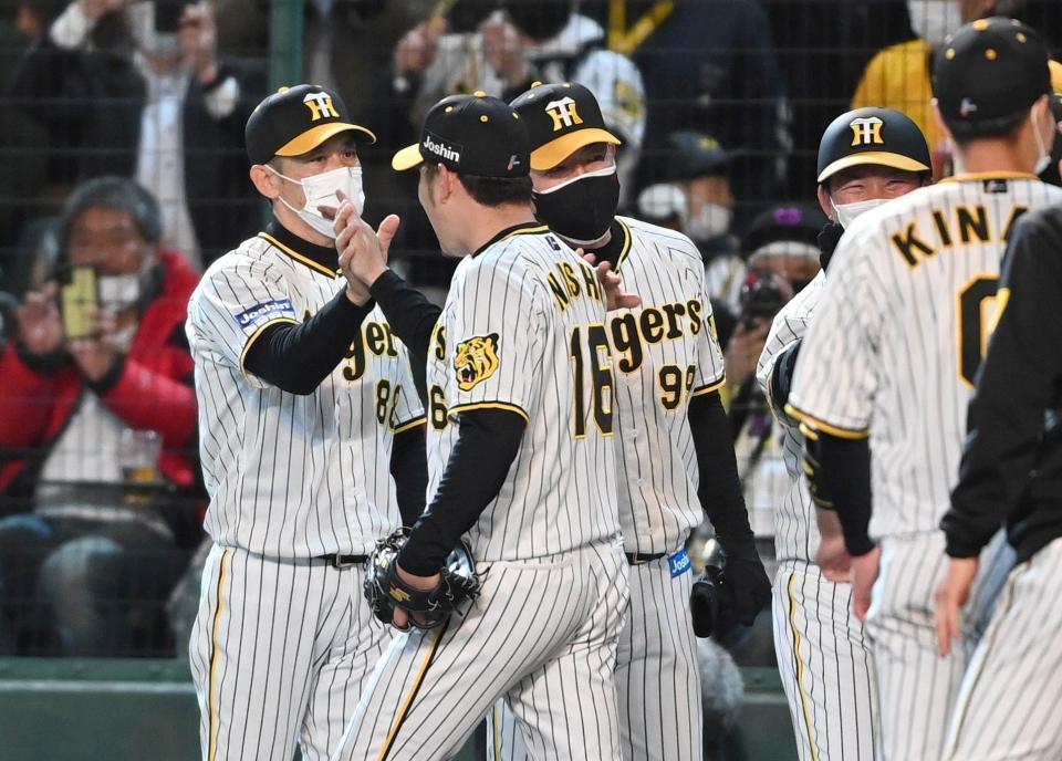 　完封勝利を挙げた西勇とタッチを交わす阪神・矢野監督（撮影・田中太一）