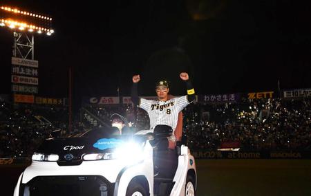 　勝利のセレモニーでグラウンドを１周する佐藤輝（代表撮影）