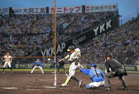 　１回、大観衆で埋まった甲子園で１号２ランを放つ佐藤輝