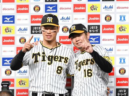 　お立ち台で西勇（右）とポーズを決める佐藤輝