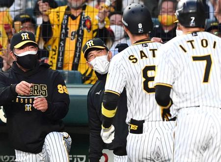 　１回、２ランを放った佐藤輝（手前）を笑顔で迎える矢野監督（左から２人目）