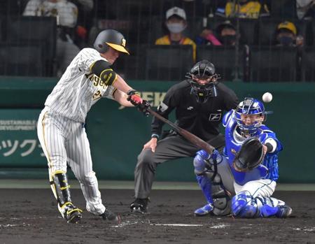 　５回、左前に先制打を放つ伊藤将（撮影・神子素慎一）