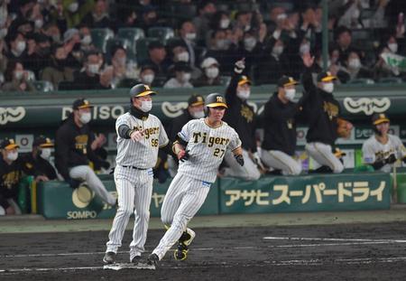 　５回、左前に先制打を放つ伊藤将（撮影・神子素慎一）