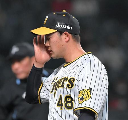 　１２回途中、降板する斎藤（撮影・高部洋祐）