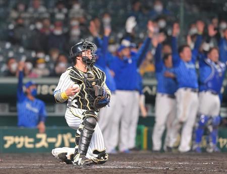 　１２回、大田の３点打にわくＤｅＮＡベンチと、ガックリの梅野（撮影・高部洋祐）