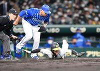 　２回、小幡はＤｅＮＡのバッテリーエラーで生還する（撮影・山口登）