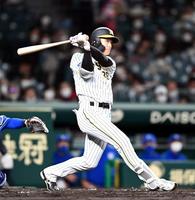 　２回、小幡は右翼線に二塁打を放つ（撮影・山口登）