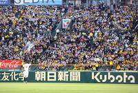 　２ランを放った阪神・佐藤輝はファンの声援に応える（撮影・山口登）