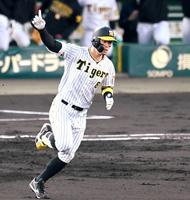 　１回、１号２ランを放ち、手を上げてダイヤモンドを回る佐藤輝（撮影・飯室逸平）