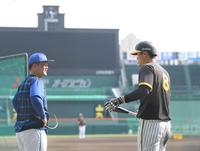 　牧（左）と話をする佐藤輝（撮影・田中太一）