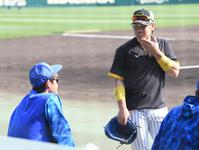 　大和（左）と話をする梅野（撮影・田中太一）