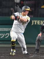 　５回、左前に先制打を放つ伊藤将（撮影・神子素慎一）