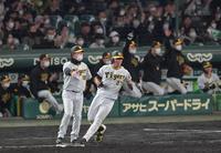 　５回、左前に先制打を放つ伊藤将（撮影・神子素慎一）