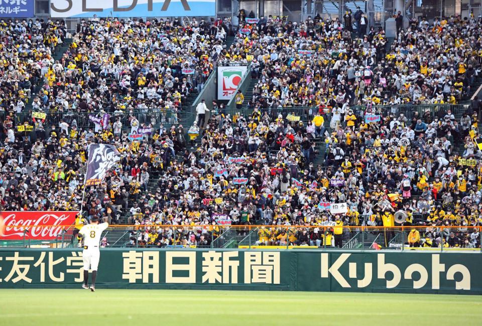 　２ランを放った阪神・佐藤輝はファンの声援に応える（撮影・山口登）