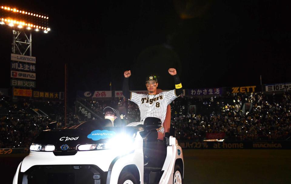 　勝利のセレモニーでグラウンドを１周する佐藤輝（代表撮影）