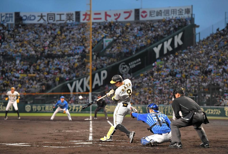 　１回、大観衆で埋まった甲子園で１号２ランを放つ佐藤輝