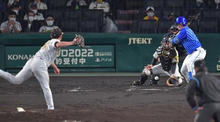 　４回、牧の時、伊藤将の投球を後逸する坂本（撮影・神子素慎一）