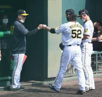 　６回、得点を許さず投げ終え、コーチらとタッチをかわすウィルカーソン（５２）＝撮影・石井剣太郎