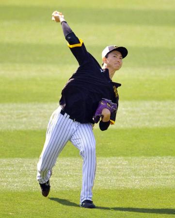 　キャッチボールで汗を流す湯浅（撮影・神子素慎一）