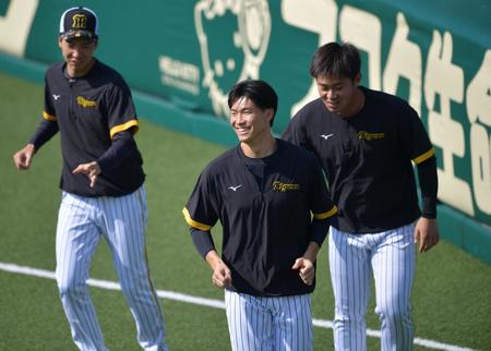 　明るい表情でジョギングする湯浅（撮影・神子素慎一）