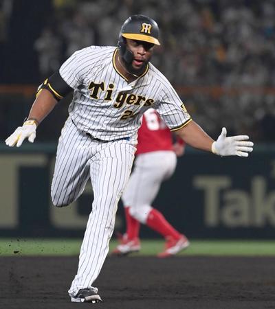 　６回、同点打を放った阪神・ロハスは二塁を回ったところで足がもつれる（撮影・田中太一）