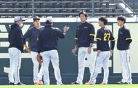 　コーチの話を聞く秋山（左）、藤浪（右から３人目）ら投手陣