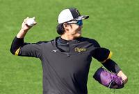 　キャッチボールする藤浪（撮影・山口登）